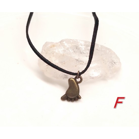 Náhrdelníky z černé kůže s mosaznými přívěsky NR029